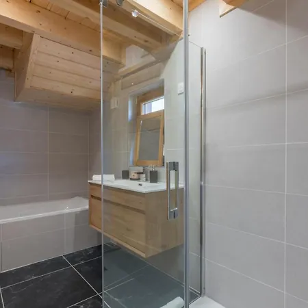 Large For 10 With Beautiful Garden 木屋