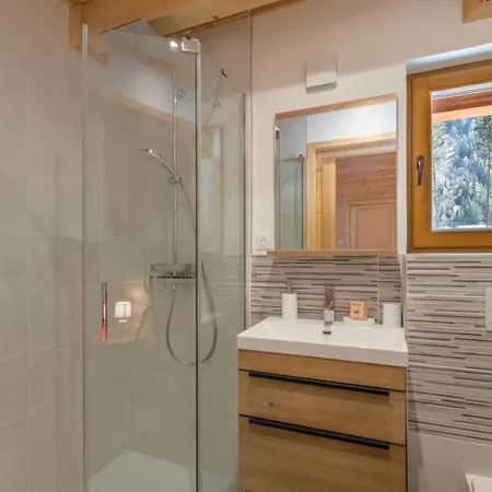 Large For 10 With Beautiful Garden *