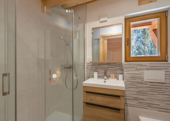 Large For 10 With Beautiful Garden *